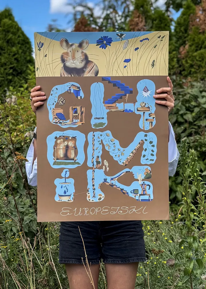 osoba trzymająca plakat z chomikiem