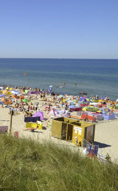 Nagromadzenie plażowiczów na plaży Bałtyckiej