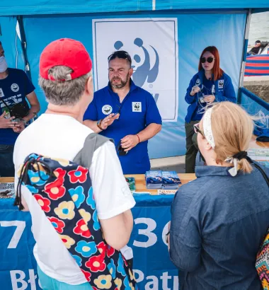 Wolontariusze Błękitnego Patrolu WWF na stoisku edukacyjnym