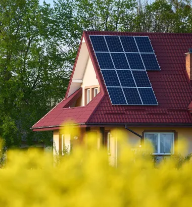 dom z panelami fotowoltaicznymi