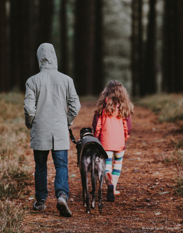 dzieci na spacerze z psem w lesie