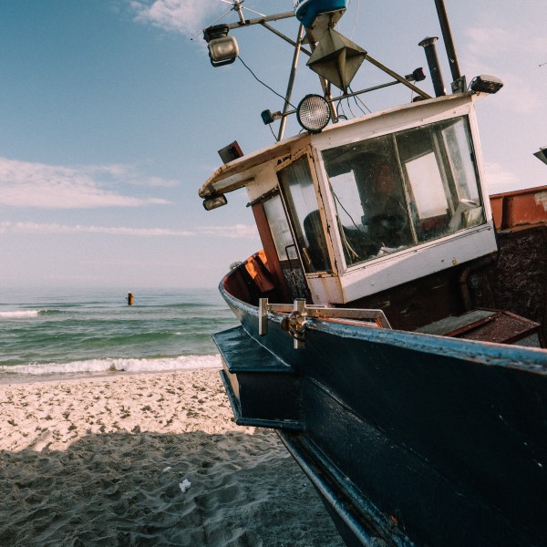 Kuter rybacki na morskiej plaży